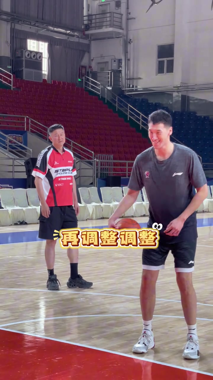 kaiyun-杜指导的魔法攻击！广东晒球员罚球抗干扰训练：训练花絮