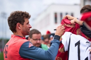 拜仁官方：公开训练约350名球迷庆祝球队夺冠 穆西亚拉重回训练场