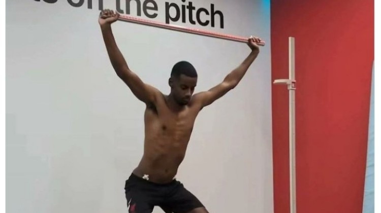 开云体育下载app-精瘦！利物浦晒伊萨克体检视频，后者身材遭调侃：罢训还绝食了？