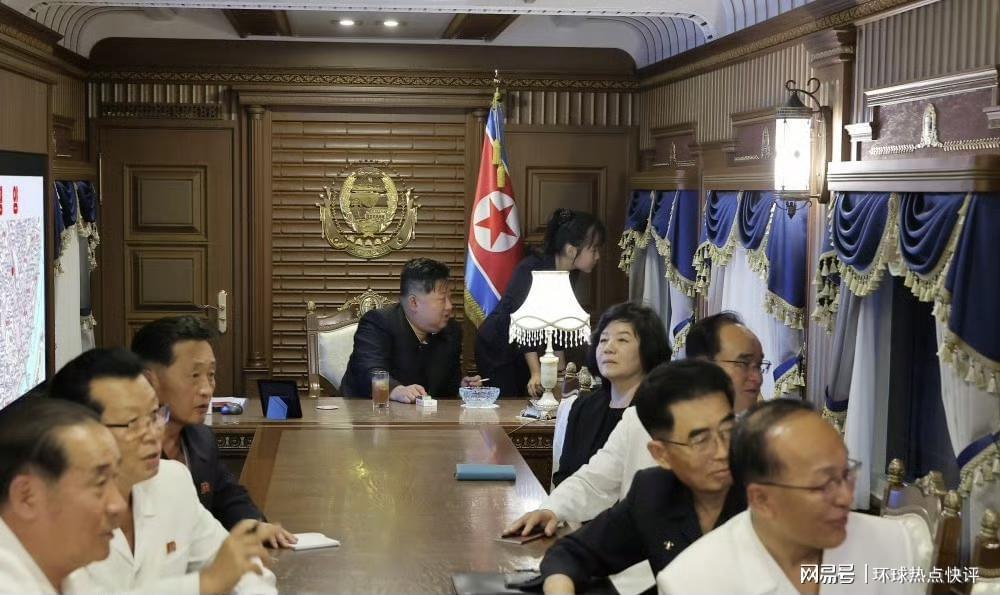 金正恩被曝佩戴价值10万瑞士名表，金与正背价值5万迪奥手提包