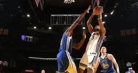 开云官网-【早报】35岁本泽马半场戴帽！15岁巴萨小将上演首秀