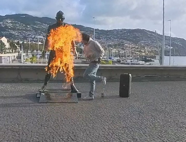 开云官网-记录报：焚烧C罗雕像的男子被警方抓获，并送往精神病院